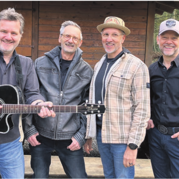 Rund 350 Motorräder erwartet - OK-Mitglied Chris Regez (links) spielt mit seiner Band am Abend.    Bilder: zg