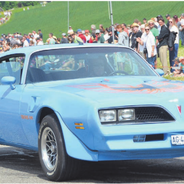 Heisse Motoren, lachende Gesichter - Der Pontiac Trans Am mit dem Baujahr 1977 zog viele Blicke auf sich. Für nicht wenige Besucher gehörte er zu den Höhepunkten des GP Mutschellen.