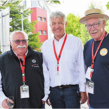 Heisse Motoren, lachende Gesichter - Lieni Füglistaller (links) und Bernhard Taeschler (rechts) initiierten den GP Mutschellen. Sie konnten dafür von Anfang an Stefan Baur (Mitte) als OK-Präsidenten gewinnen.