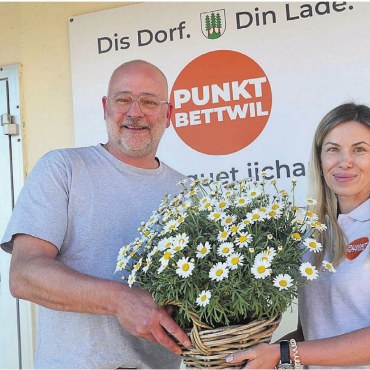 Punkt für Bettwil - Marc Taeschler übergibt seinen Bettwiler Dorfladen an Iryna Rey. Neu heisst er «Punkt Bettwil».    Bilder: Thomas Stöckli
