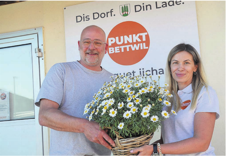 Marc Taeschler übergibt seinen Bettwiler Dorfladen an Iryna Rey. Neu heisst er «Punkt Bettwil». Bilder: Thomas Stöckli Marc Taeschler übergibt seinen Bettwiler Dorfladen an Iryna Rey. Neu heisst er «Punkt Bettwil». Bilder: Thomas Stöckli