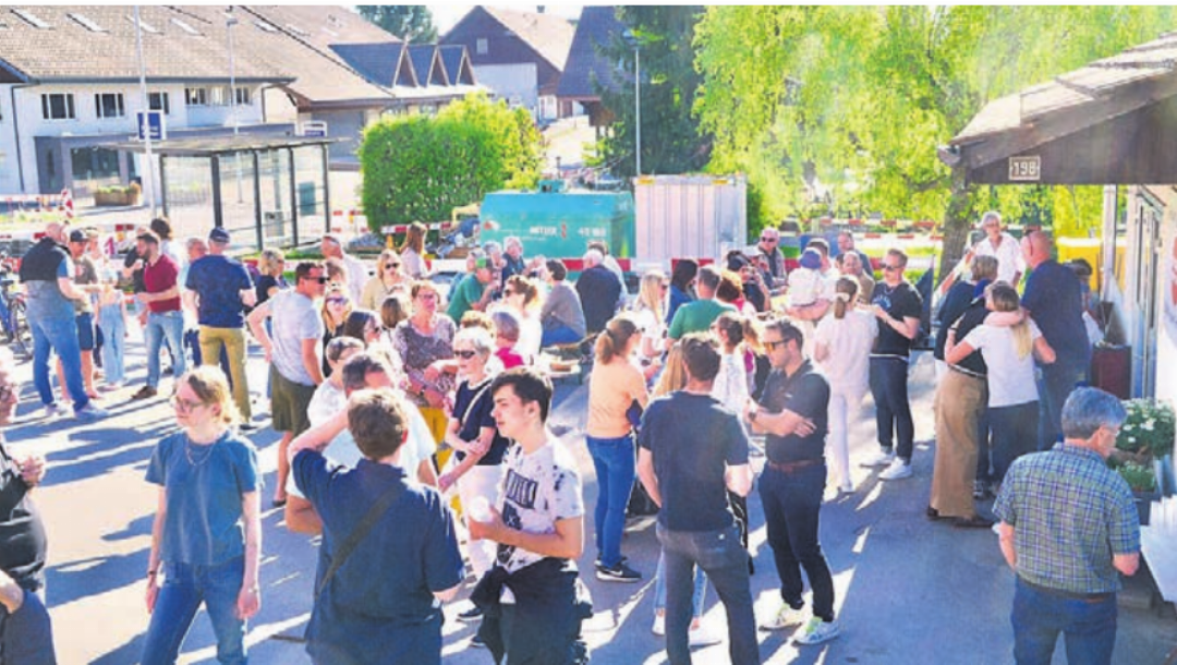 Und auch die Bevölkerung zeigt grosses Interesse an ihrem Dorfladen. Und auch die Bevölkerung zeigt grosses Interesse an ihrem Dorfladen.