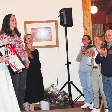 «Sie ist die Perle des Vereins» - Standing Ovations für aussergewöhnliche Leistungen: Der Vorstand des Gemeinnützigen Frauenvereins durfte den Kulturpreis der Gemeinde Wohlen in Empfang nehmen – und wurde vom Publikum grossartig gefeiert. Bild: Daniel Marti