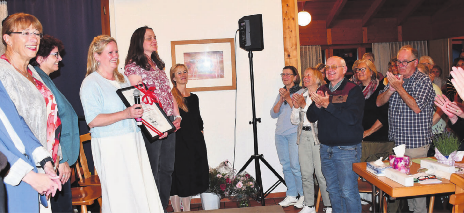 Standing Ovations für aussergewöhnliche Leistungen: Der Vorstand des Gemeinnützigen Frauenvereins durfte den Kulturpreis der Gemeinde Wohlen in Empfang nehmen – und wurde vom Publikum grossartig gefeiert. Bild: Daniel Marti - Das Bild wird blockiert. – Möglicherweise durch einen aktiven Adblocker.