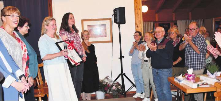 Standing Ovations für aussergewöhnliche Leistungen: Der Vorstand des Gemeinnützigen Frauenvereins durfte den Kulturpreis der Gemeinde Wohlen in Empfang nehmen – und wurde vom Publikum grossartig gefeiert. Bild: Daniel Marti Standing Ovations für aussergewöhnliche Leistungen: Der Vorstand des Gemeinnützigen Frauenvereins durfte den Kulturpreis der Gemeinde Wohlen in Empfang nehmen – und wurde vom Publikum grossartig gefeiert. Bild: Daniel Marti