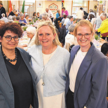 «Sie ist die Perle des Vereins» - Das neue Co-Präsidium mit der scheidenden Präsidentin Christine Bächer (Mitte): Ginny Olschimke (links) und Sandra Garro.
Bilder: Daniel Marti