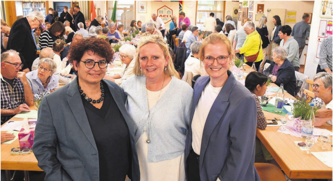 Das neue Co-Präsidium mit der scheidenden Präsidentin Christine Bächer (Mitte): Ginny Olschimke (links) und Sandra Garro.
Bilder: Daniel Marti Das neue Co-Präsidium mit der scheidenden Präsidentin Christine Bächer (Mitte): Ginny Olschimke (links) und Sandra Garro.
Bilder: Daniel Marti