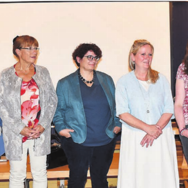 «Sie ist die Perle des Vereins» - Die Übergabe an den Gemeinnützigen Frauenverein: Kulturministerin Sonja Isler-Rüttimann (rechts) übergibt den Kulturpreis der Gemeinde Wohlen an den gesamten Vorstand (v. l.): Claudia Meier, Aynur Acar, Sandra Garro, Gaby Oeschger, Ginny Olschimke, Christine Bächer und Alessandra Schäfer. Bilder: Daniel Marti