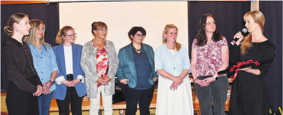 Die Übergabe an den Gemeinnützigen Frauenverein: Kulturministerin Sonja Isler-Rüttimann (rechts) übergibt den Kulturpreis der Gemeinde Wohlen an den gesamten Vorstand (v. l.): Claudia Meier, Aynur Acar, Sandra Garro, Gaby Oeschger, Ginny Olschimke, Christine Bächer und Alessandra Schäfer. Bilder: Daniel Marti Die Übergabe an den Gemeinnützigen Frauenverein: Kulturministerin Sonja Isler-Rüttimann (rechts) übergibt den Kulturpreis der Gemeinde Wohlen an den gesamten Vorstand (v. l.): Claudia Meier, Aynur Acar, Sandra Garro, Gaby Oeschger, Ginny Olschimke, Christine Bächer und Alessandra Schäfer. Bilder: Daniel Marti