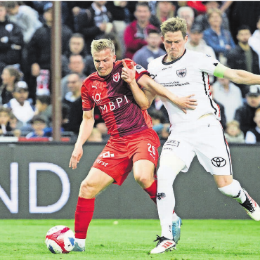 Er will sich in Aarau verewigen - Marco Thaler (rechts) und der FC Aarau liefern sich mit dem FC Vaduz (Mats Hammerich) in dieser Saison einen heissen Zweikampf an der Spitze. Die Entscheidung fällt jetzt in den letzten drei Spielen. 
Bild: Freshfocus