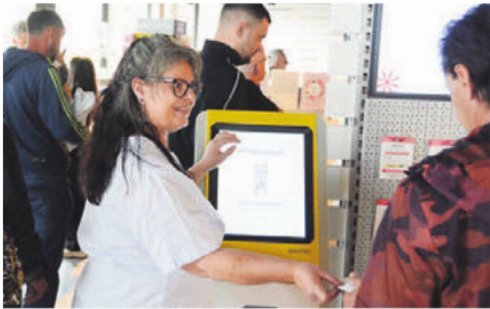 Co-Teamleiterin Elfi Spicher hilft den Kunden am Ticketautomaten. Bild: chh - Das Bild wird blockiert. – Möglicherweise durch einen aktiven Adblocker.