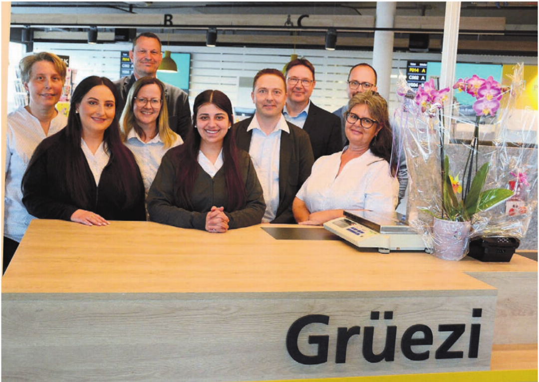 Das Wohler Schalterteam und Wohlens Gemeindeammann freuen sich über den neuen Look der Filiale (von links): Marianne Rosenfeld, Kristina Markaj, Jenny von Wyl, Roland Vogt (Gemeindeammann), Selina Morina, Christoph Steiner, Marcel Schweizer, Mërgim Kabashi, Elfi Spicher. Bilder: Chregi Hansen Das Wohler Schalterteam und Wohlens Gemeindeammann freuen sich über den neuen Look der Filiale (von links): Marianne Rosenfeld, Kristina Markaj, Jenny von Wyl, Roland Vogt (Gemeindeammann), Selina Morina, Christoph Steiner, Marcel Schweizer, Mërgim Kabashi, Elfi Spicher. Bilder: Chregi Hansen