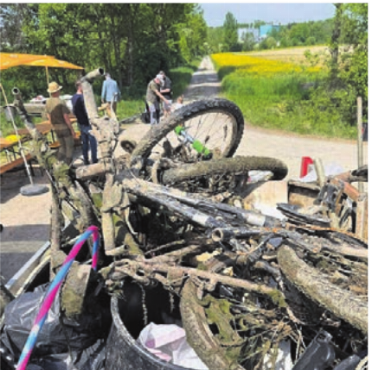 Ganzer Anhänger voll Abfall - Grosse Ausbeute mit unter anderem zwei Fahrrädern und sieben Kickboards.