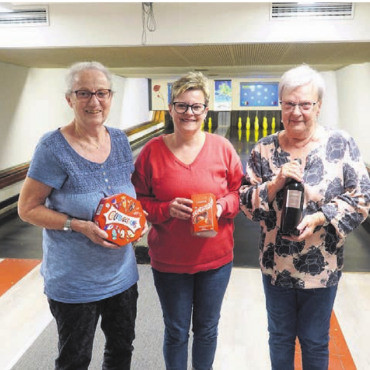 Wenn die Kugeln rollen - Die besten Keglerinnen (von links): Ursi Stutz, Siegerin Trix Heimgartner und Trudi Dubach. Bild: zg