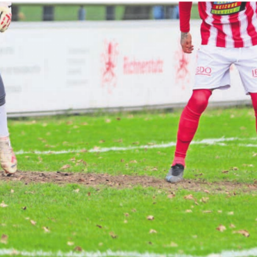 Im Herbst im Einwohnerrat - Ein Kunstrasen würde dem FC Wohlen mehr Möglichkeiten geben. Bild: Archiv