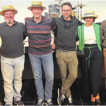 Auch ein kleines Kurszentrum - Der nach der gut besuchten Jahresversammlung zufriedene Vorstand (von links): Franziska Eggerschwiler, Julian Huber, Urs Eggerschwiler, Martin Laubacher, Simon Huwiler, Petra Giezendanner, Ernst Hochstrasser und Sidonie Koch. Bild: Walter MInder