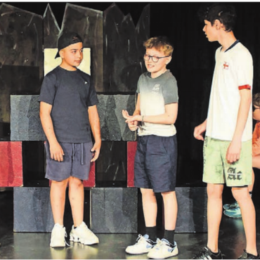 Stück, das unter die Haut geht - Die jungen Darsteller überzeugen mit kreativen Choreografien und berühren das Publikum mit ihrem Stück. Bild: zg