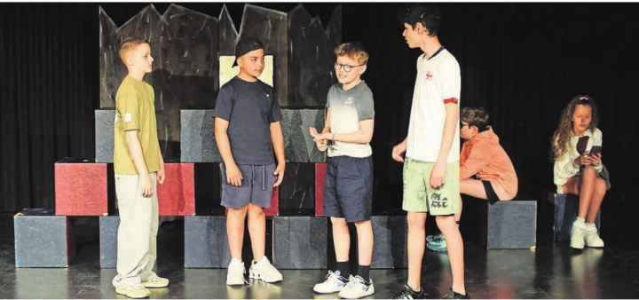 Die jungen Darsteller überzeugen mit kreativen Choreografien und berühren das Publikum mit ihrem Stück. Bild: zg
