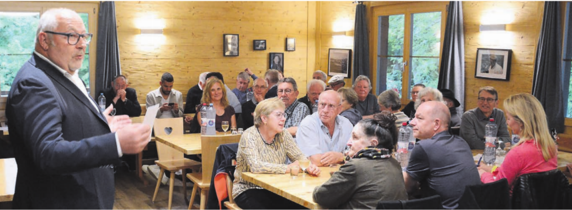 Gemeindeammann Franz Schaad schätzt den Austausch mit der Bevölkerung. Und orientiert ausführlich über die anstehenden Projekte und Probleme. Bilder: Chregi Hansen - Das Bild wird blockiert. – Möglicherweise durch einen aktiven Adblocker.