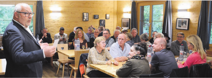 Gemeindeammann Franz Schaad schätzt den Austausch mit der Bevölkerung. Und orientiert ausführlich über die anstehenden Projekte und Probleme. Bilder: Chregi Hansen Gemeindeammann Franz Schaad schätzt den Austausch mit der Bevölkerung. Und orientiert ausführlich über die anstehenden Projekte und Probleme. Bilder: Chregi Hansen