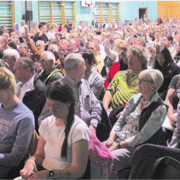 Aufmarsch gegen höhere Steuern - Volle Halle in Meisterschwanden: Die Höhe des Steuerfusses beschäftigt die Bevölkerung, mit 258 zu 209 Stimmen fiel der Entscheid für 60 statt der vom Gemeinderat geforderten 70 Prozent. Bilder: Patrick Fischer