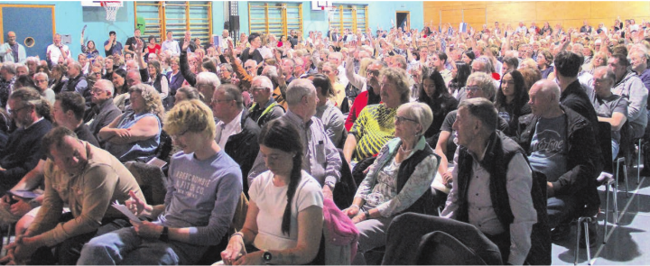 Volle Halle in Meisterschwanden: Die Höhe des Steuerfusses beschäftigt die Bevölkerung, mit 258 zu 209 Stimmen fiel der Entscheid für 60 statt der vom Gemeinderat geforderten 70 Prozent. Bilder: Patrick Fischer