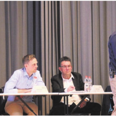 Aufmarsch gegen höhere Steuern - Der Gemeinderat musste sich einiges an Kritik anhören, der Grosseinsatz von Gemeinderat Stephan Schüpbach (rechts) für einen Steuerfuss von 70 Prozent war umsonst.