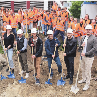 Schule fit machen für Zukunft - Der grosse Moment: der fast komplette Sarmenstorfer Gemeinderat, Vertreter des Architekturbüros, Bauleiter und Schüler und Schülerinnen beim symbolischen Spatenstich. Bild: Chregi Hansen