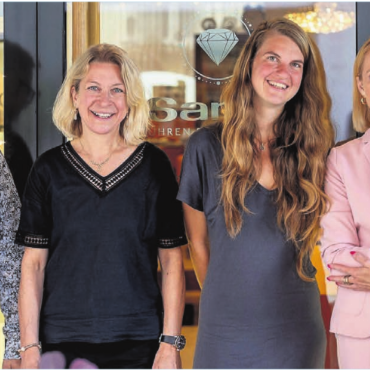 Wo Tradition Präzision trifft - Starkes Team (v. l.): Optiker Peter Orban, Inhaberin Jasmin Mach, Muriel Mach (Administration), Daniela Hubschmid (Verkauf Uhren und Schmuck). Bild: zg