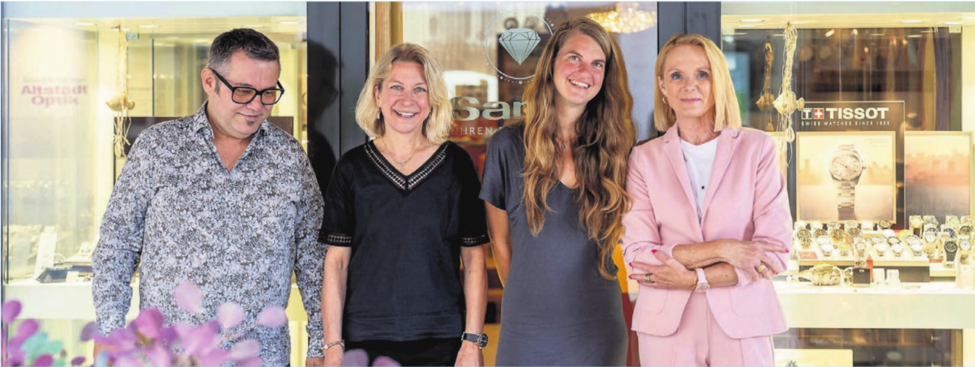 Starkes Team (v. l.): Optiker Peter Orban, Inhaberin Jasmin Mach, Muriel Mach (Administration), Daniela Hubschmid (Verkauf Uhren und Schmuck). Bild: zg - Das Bild wird blockiert. – Möglicherweise durch einen aktiven Adblocker.
