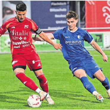 Nachbarschaftshilfe möglich - Der FC Muri (Simone Parente, links) und Wohlen U23 (Djellon Shahini) waren vor Kurzem Gegner. Jetzt können sie sich gegenseitig Schützenhilfe geben. Bild: Archiv/jl