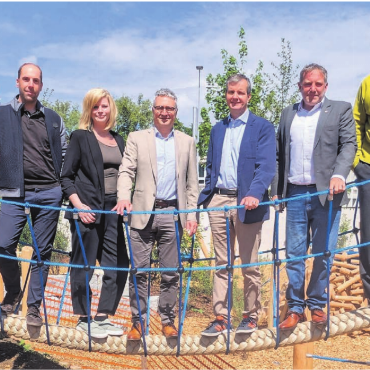 «Mehr als ein Bauprojekt» - Ein Gemeinschaftsprojekt, an dem seit Jahren viele mitwirken – nun dürfen sich die Vertreter von Stadt und St. Josef-Stiftung auf die Einweihung des Pausenplatzes freuen. Den Gewichtstest hat die Brücke schon einmal bestanden. Von links: Claudia Bamert (Stadträtin), Andreas Blöchlinger (Schulleiter Primarstufe), Vanessa Vetsch (Leitung OK Sommerfest), Thomas Bopp (Leiter St. Josef-Stiftung), Stefan Walder (Leiter Abteilung Bau), Matthias Peterhans (Bereichsleiter Ökonomie Josef-Stiftung) und Rolf Schwyter (Schulleiter HPS). Bilder: Marco Huwyler