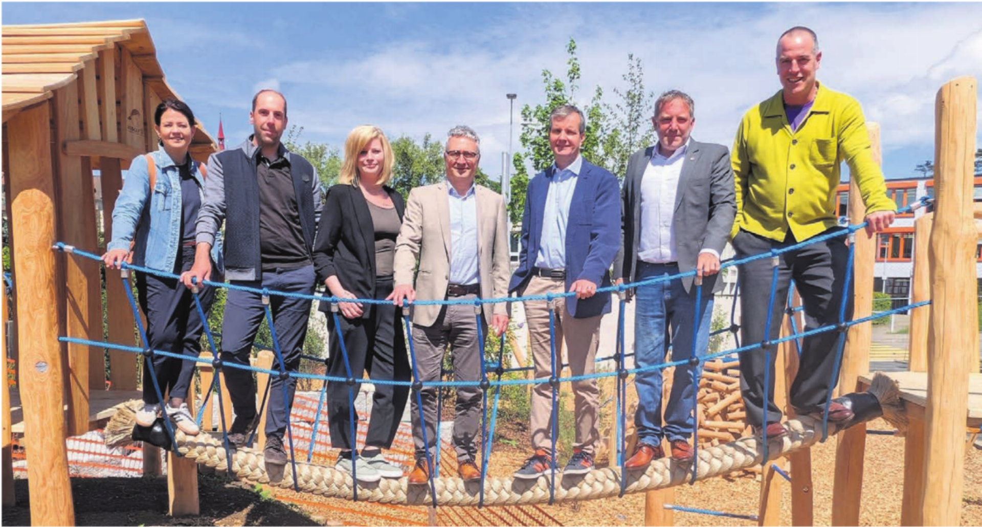 Ein Gemeinschaftsprojekt, an dem seit Jahren viele mitwirken – nun dürfen sich die Vertreter von Stadt und St. Josef-Stiftung auf die Einweihung des Pausenplatzes freuen. Den Gewichtstest hat die Brücke schon einmal bestanden. Von links: Claudia Bamert (Stadträtin), Andreas Blöchlinger (Schulleiter Primarstufe), Vanessa Vetsch (Leitung OK Sommerfest), Thomas Bopp (Leiter St. Josef-Stiftung), Stefan Walder (Leiter Abteilung Bau), Matthias Peterhans (Bereichsleiter Ökonomie Josef-Stiftung) und Rolf Schwyter (Schulleiter HPS). Bilder: Marco Huwyler - Das Bild wird blockiert. – Möglicherweise durch einen aktiven Adblocker.