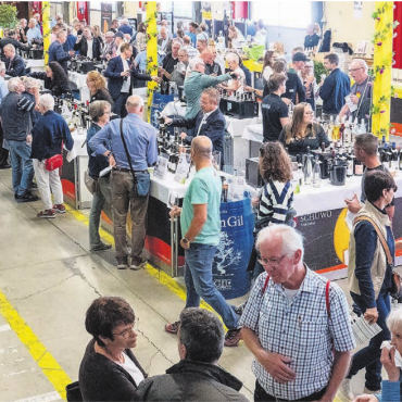 Jubiläum im Zeichen des Genusses - Den ganzen Tag über strömten die Besucher und Besucherinnen zum Firmensitz, degustierten Weine und andere Köstlichkeiten und liessen sich verwöhnen.    Bild: Stefan Hotz