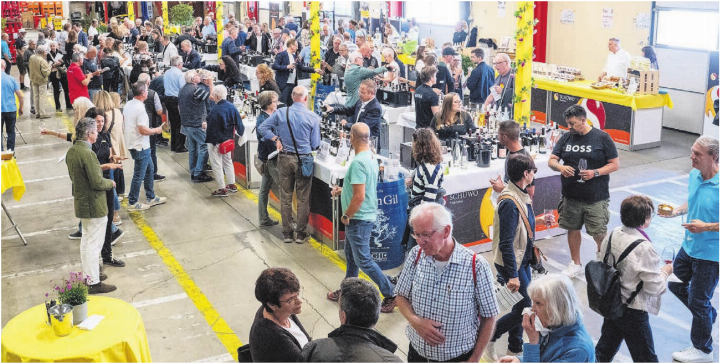 Den ganzen Tag über strömten die Besucher und Besucherinnen zum Firmensitz, degustierten Weine und andere Köstlichkeiten und liessen sich verwöhnen. Bild: Stefan Hotz Den ganzen Tag über strömten die Besucher und Besucherinnen zum Firmensitz, degustierten Weine und andere Köstlichkeiten und liessen sich verwöhnen. Bild: Stefan Hotz