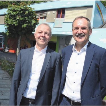 Weiteren Meilenstein setzen - Gehen das Projekt partnerschaftlich an: Alex Meyer (links), Geschäftsführer Xaver Meyer AG, und Mike Lauper, Präsident des Altersheimvereins, vor dem Annexbau, der durch einen Neubau ersetzt wird. Bild: Chregi Hansen