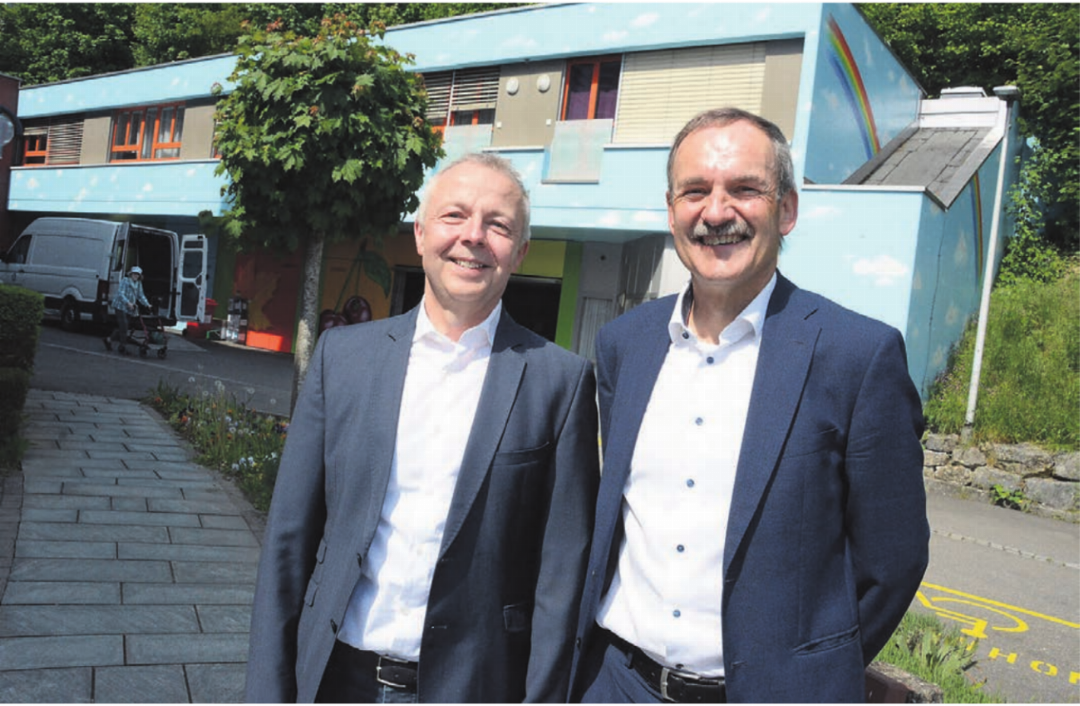 Gehen das Projekt partnerschaftlich an: Alex Meyer (links), Geschäftsführer Xaver Meyer AG, und Mike Lauper, Präsident des Altersheimvereins, vor dem Annexbau, der durch einen Neubau ersetzt wird. Bild: Chregi Hansen Gehen das Projekt partnerschaftlich an: Alex Meyer (links), Geschäftsführer Xaver Meyer AG, und Mike Lauper, Präsident des Altersheimvereins, vor dem Annexbau, der durch einen Neubau ersetzt wird. Bild: Chregi Hansen