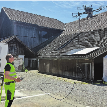 Sonnenenergie zum Anfassen - Die Solardrohne reinigt die Solaranlage. Sie war für die Besucherinnen und Besucher ein wahrer Blickfang.