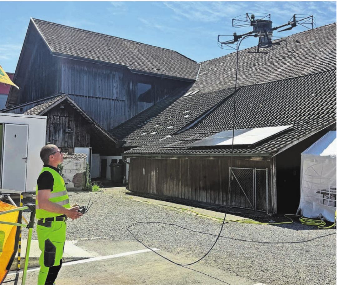 Die Solardrohne reinigt die Solaranlage. Sie war für die Besucherinnen und Besucher ein wahrer Blickfang. Die Solardrohne reinigt die Solaranlage. Sie war für die Besucherinnen und Besucher ein wahrer Blickfang.