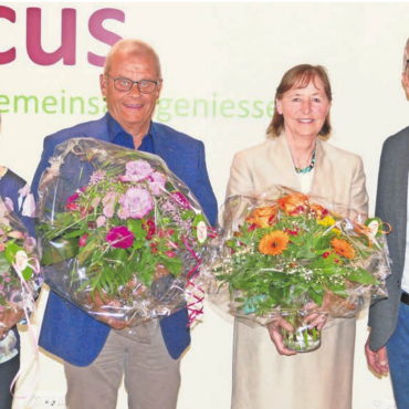 Drei neue Ehrenmitglieder - Präsident Urs Meier (rechts) fand für alle drei Ehrenmitglieder die passenden und würdigen Worte. Es sind dies (von links) Regina Grüninger, Hans Hertig und Maria Oberholzer.    Bild: Stefan Treier