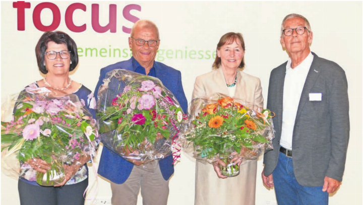 Präsident Urs Meier (rechts) fand für alle drei Ehrenmitglieder die passenden und würdigen Worte. Es sind dies (von links) Regina Grüninger, Hans Hertig und Maria Oberholzer. Bild: Stefan Treier Präsident Urs Meier (rechts) fand für alle drei Ehrenmitglieder die passenden und würdigen Worte. Es sind dies (von links) Regina Grüninger, Hans Hertig und Maria Oberholzer. Bild: Stefan Treier