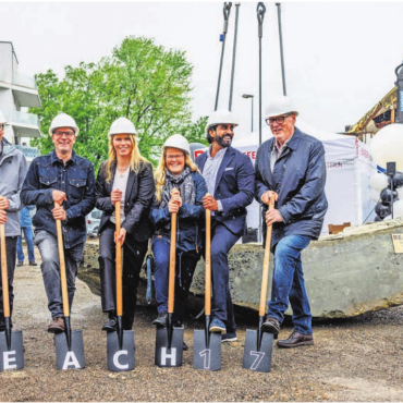 Kulinarik, Kultur und Freizeit - Die Raiffeisen legt los (von links): Ruedi Peterhans, Erich Füglistaler, Raoul Fust (Architekt), Kathrin Peter Koch, Esther Steimen-Wyrsch, Rames Sothy und Remo Lindegger (Bauherrenvertreter).
Bilder: hus