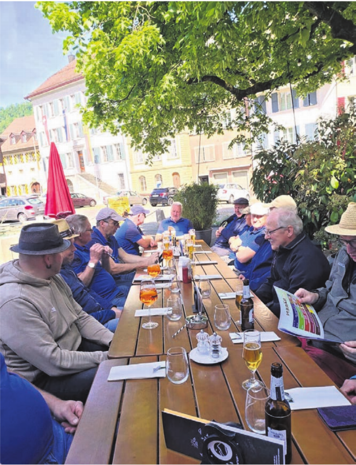 Die Wanderung bot auch genügend Pausen, bei denen die Teilnehmer das gemütliche Beisammensein geniessen konnten.    Bild: zg