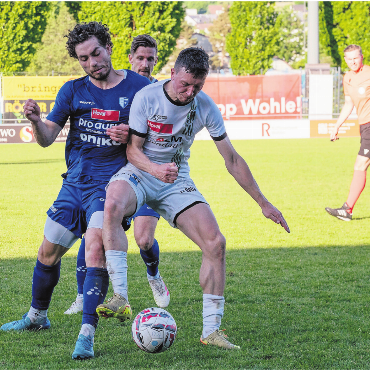 Ein frustrierendes Spiel - Einen Tick schneller am Ball. Santiago Brunner (links, FC Wohlen) im Duell gegen einen bissigen Jurassier. Bild: Stefan Hotz