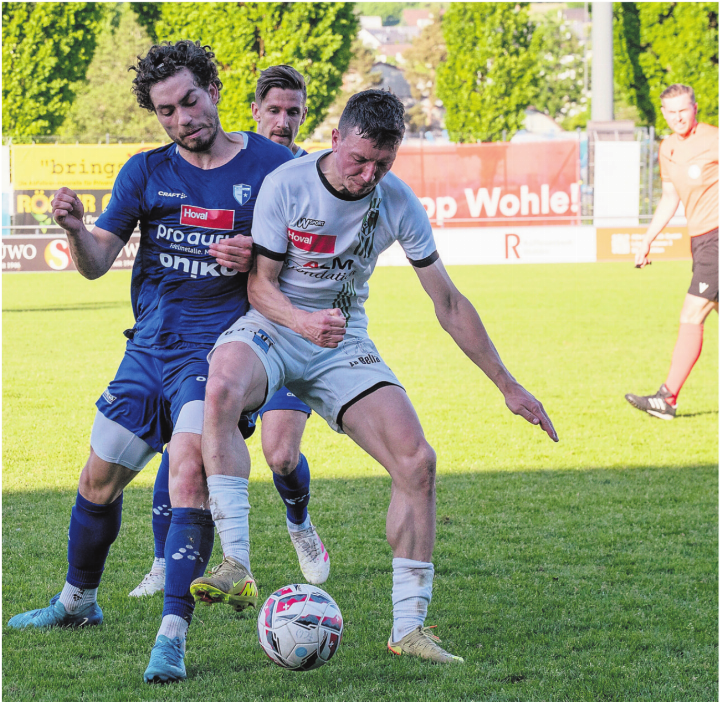 Einen Tick schneller am Ball. Santiago Brunner (links, FC Wohlen) im Duell gegen einen bissigen Jurassier. Bild: Stefan Hotz Einen Tick schneller am Ball. Santiago Brunner (links, FC Wohlen) im Duell gegen einen bissigen Jurassier. Bild: Stefan Hotz