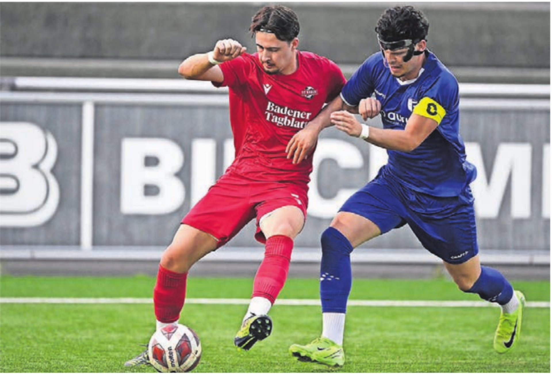 Milan Gligic (links, FC Baden) gegen Marko Djordjic (rechts, Captain FC Wohlen), der später vom Platz flog. Bild: Alexander Wagner - Das Bild wird blockiert. – Möglicherweise durch einen aktiven Adblocker.