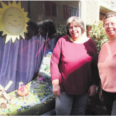 Die kreativen Schwestern - Helen und Heidi Stierli (von links) vor ihrem Schlumpf-Schaufenster, das unterdessen Kult ist. Bilder: Bernadette Oswald