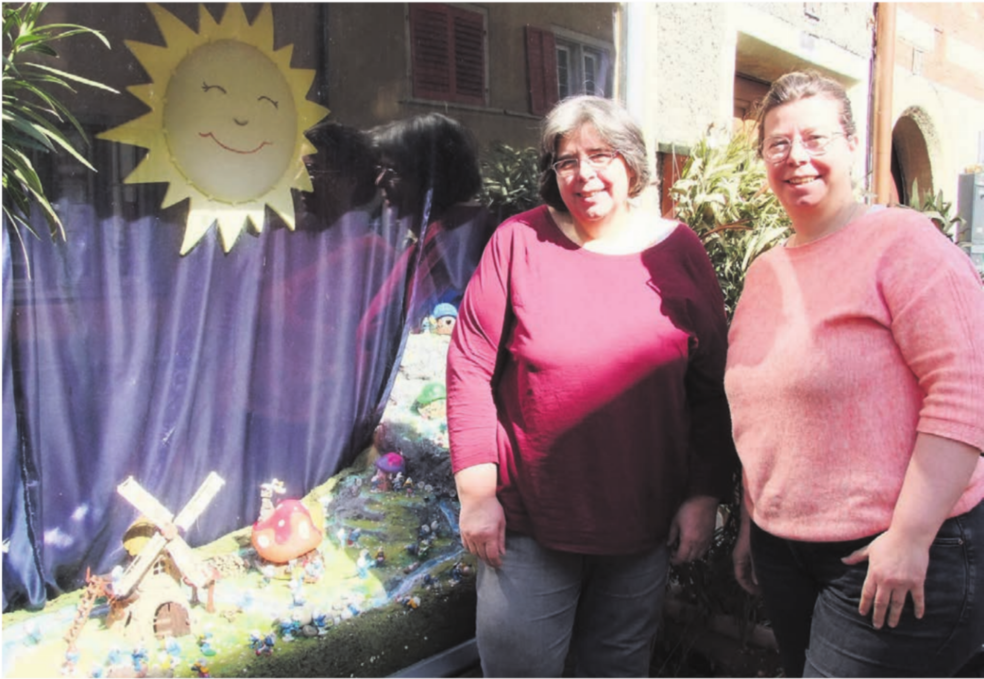Helen und Heidi Stierli (von links) vor ihrem Schlumpf-Schaufenster, das unterdessen Kult ist. Bilder: Bernadette Oswald - Das Bild wird blockiert. – Möglicherweise durch einen aktiven Adblocker.