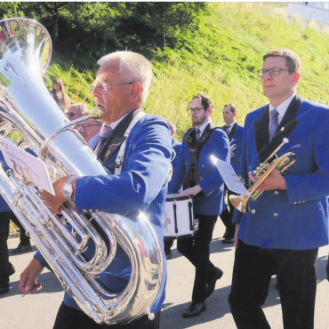 Hoffnung auf grössere Reichweite - Der Musikverein Künten erhält am Dorffest eine neue Uniform. Die aktuelle stammt von 1992.    Bild: zg