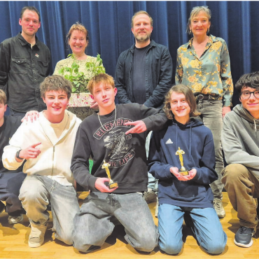 Die Oscars des Freiamts - Die Jury, hinten von links: Leon Schwitter, Barbara Aabid, Titus Bütler, Karin Buess, und die Gewinner, vorne von links: Gewinnerteam «Bester Film, Publikumspreis» mit Jean Louis Corboz, Tim Potzmader, Nils Imbach, Joel Knutti und Gewinner «Bester Animationsfilm» Loris Gulino.   Bild: sca